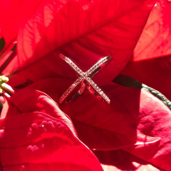 🖐SOLD🖐 Dainty Rose Gold Criss Cross Crystal Ring - Picture 3 of 7